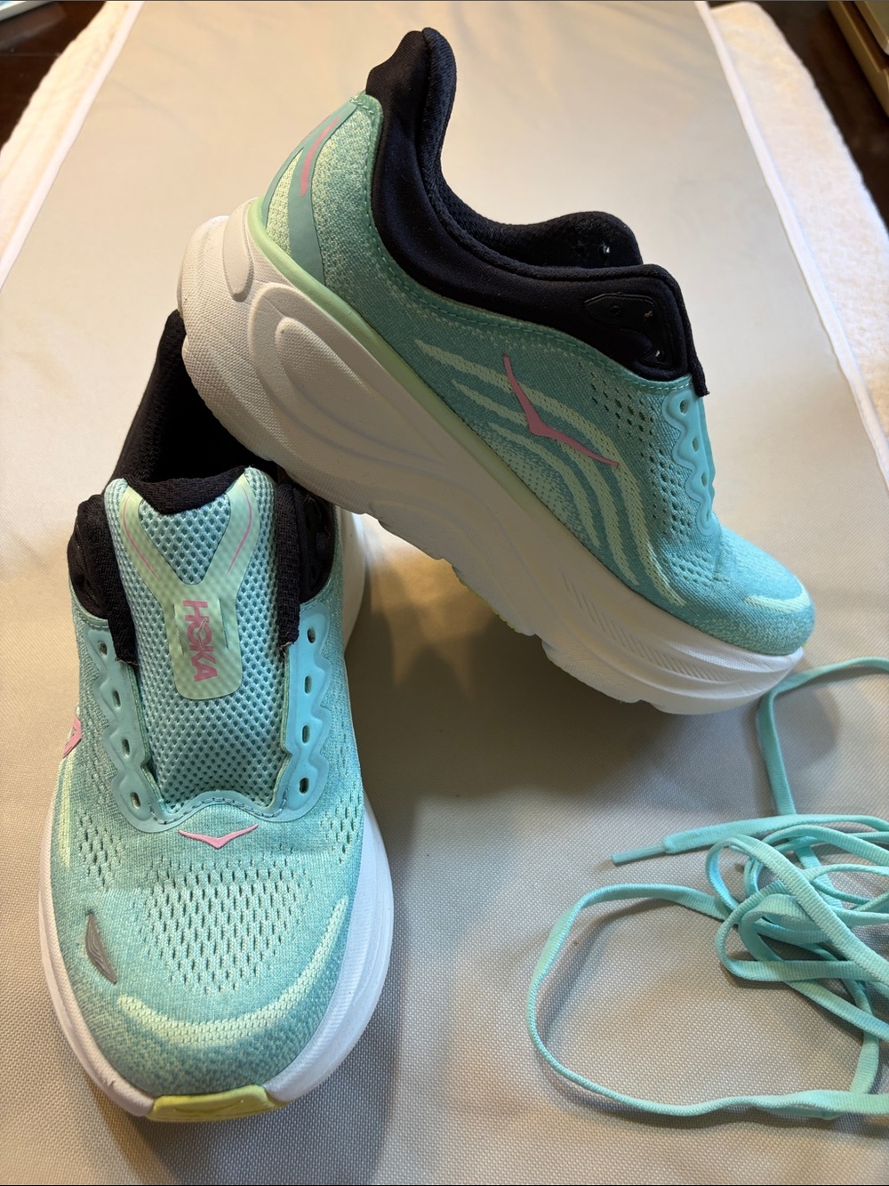 Hoka Women’s Bondi 9 Wide Mint Green Sneakers with Pink Accents- New - Picture 4 of 10